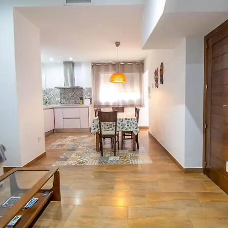 Rentitspain Confortable Con Patio En *