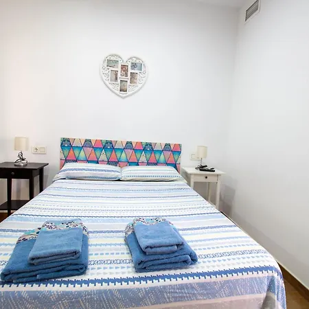Rentitspain Confortable Con Patio En *