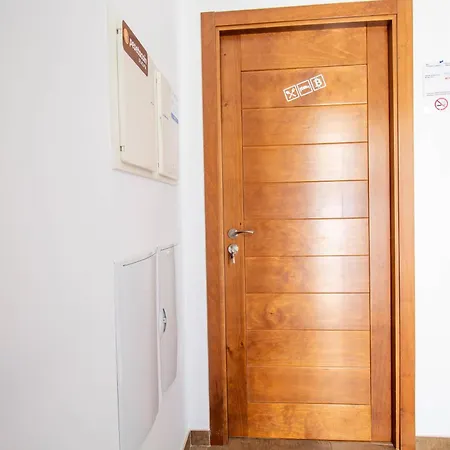 Rentitspain Confortable Con Patio En *