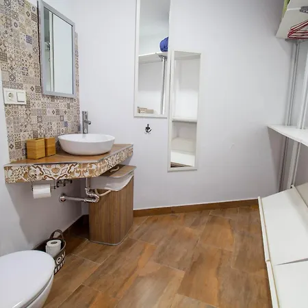 Rentitspain Confortable Con Patio En *