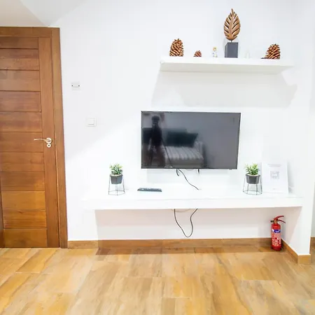 Rentitspain Confortable Con Patio En *
