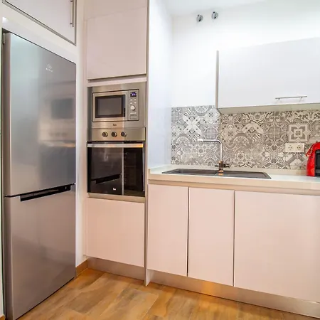 Rentitspain Confortable Con Patio En *